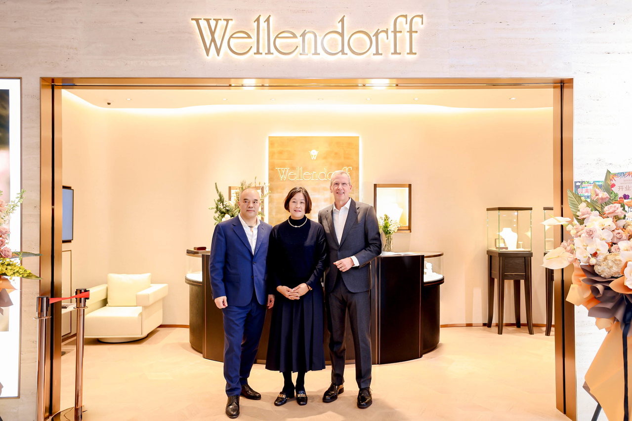 Christoph Wellendorff mit Patrick Chou und dessen Frau Shoe-Li bei der Boutique-Eröffnung in Peking.