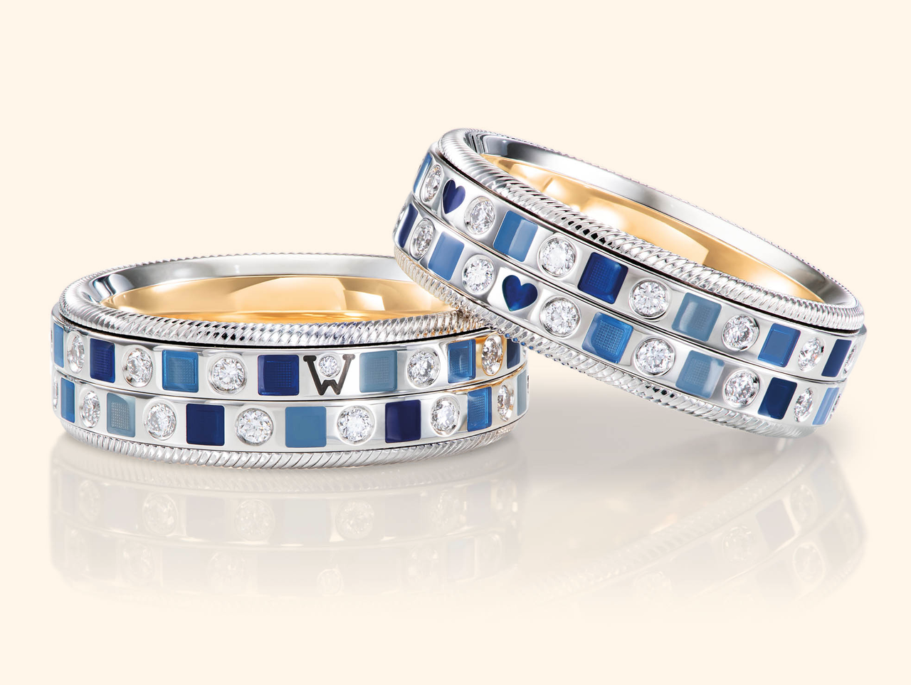 Zwei Wellendorff Ringe OZEAN. Duell. in Weißgold mit blauen Emaille-Quadraten, kleinen Diamanten und goldener Innenseite.