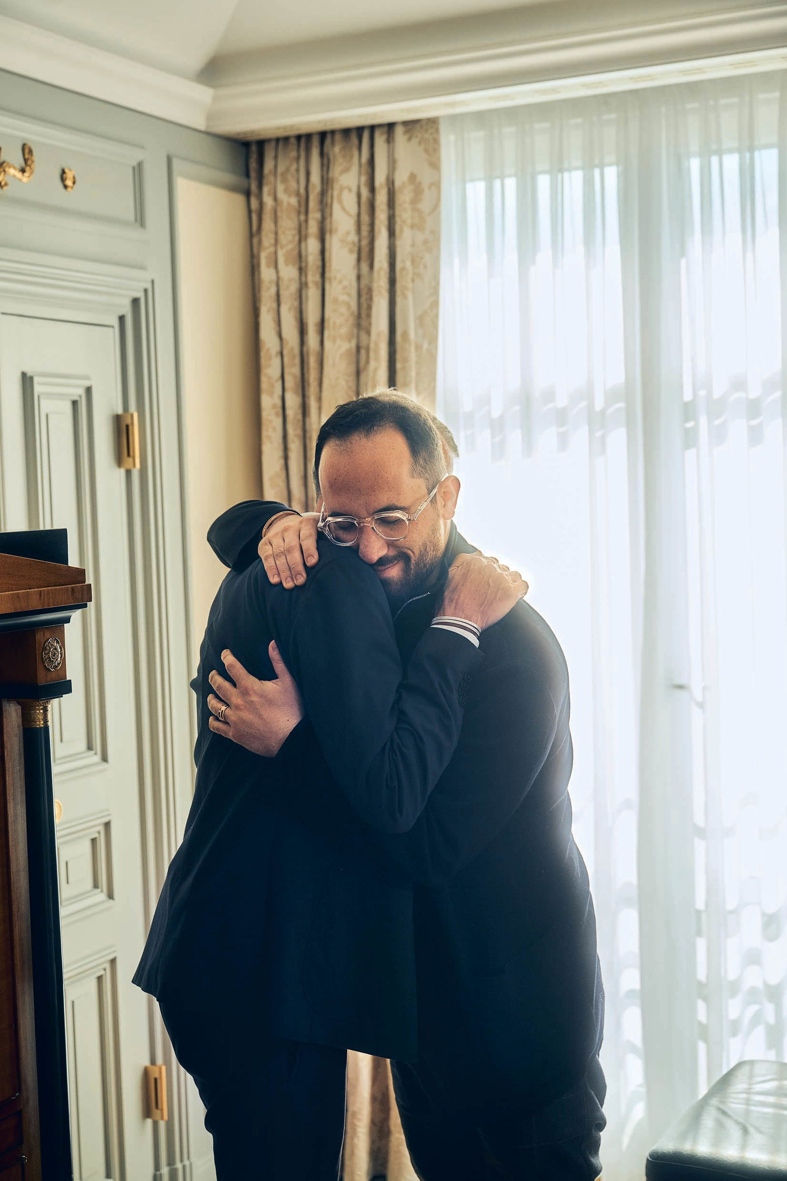 Pianist Igor Levit umarmt Christoph Wellendorff in einer Suite des Hotels Adlon Berlin