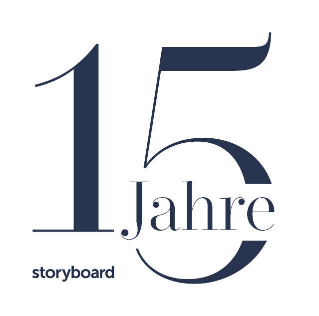 Logo „15 Jahre storyboard“ auf weißer Kachel