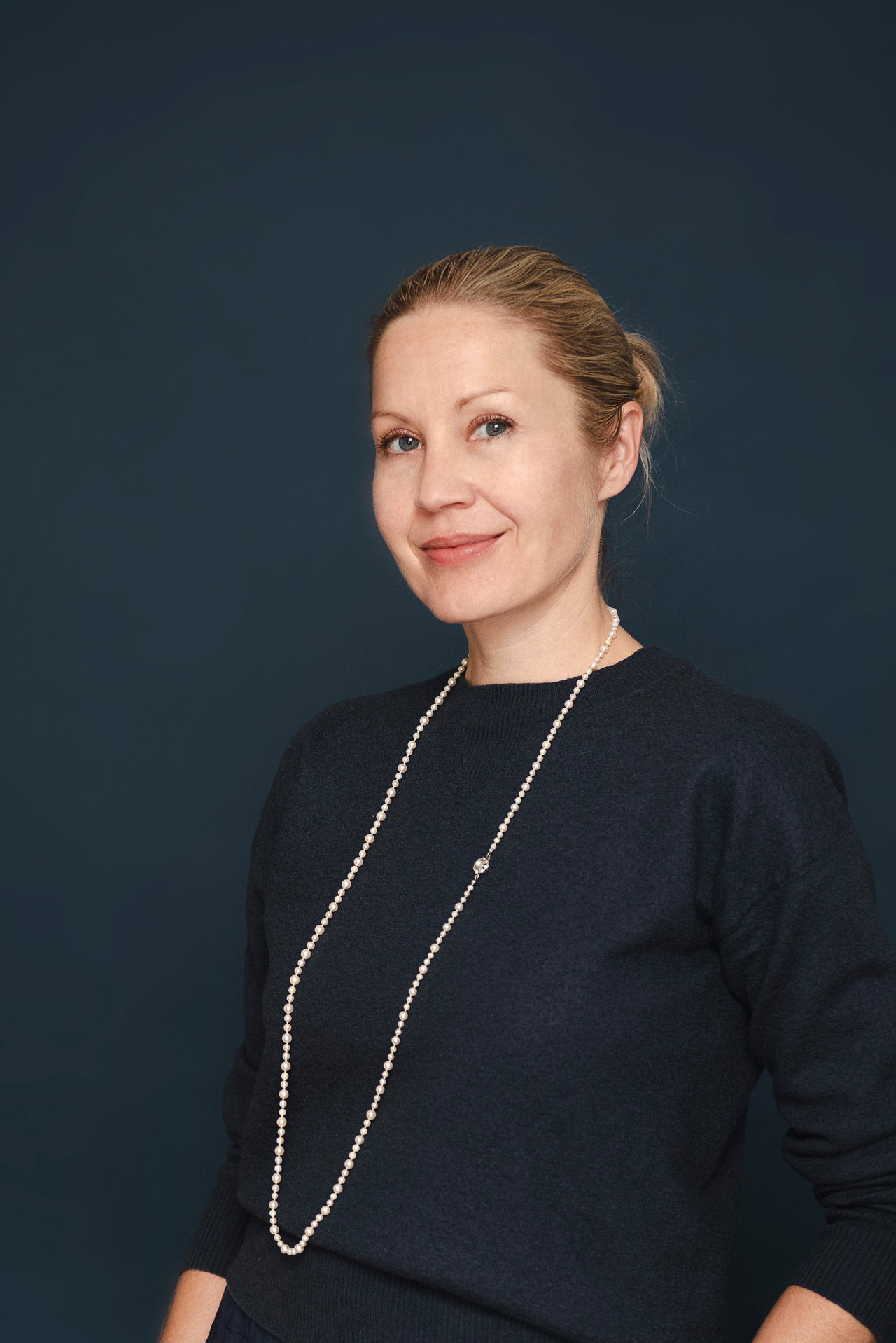 Porträt von Christine Fehenberger vor dunkelblauem Hintergrund