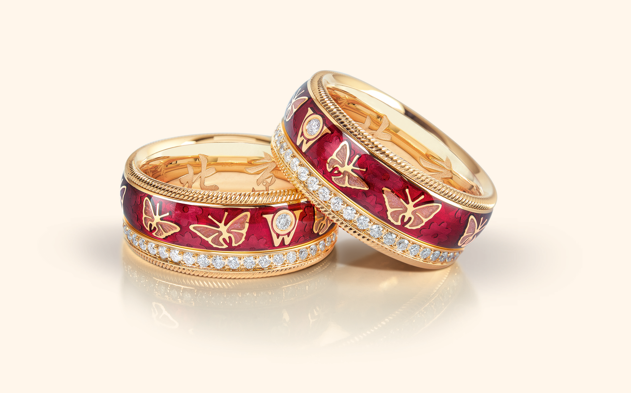 Zwei Wellendorff Ringe PEKING mit roter Kaltemaille und Schmetterlingsmotiven.