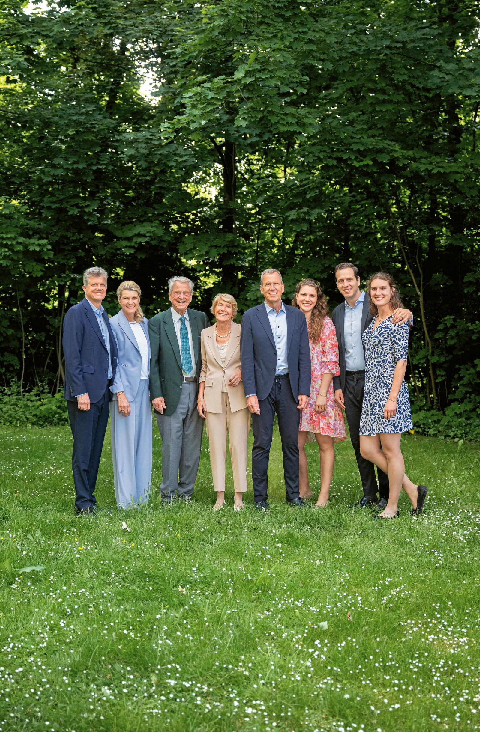 Porträtfoto der Familie Wellendorff, auf einer grünen Wiese stehend