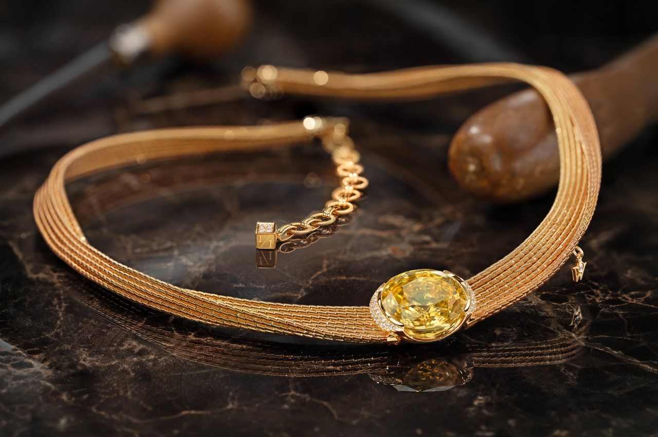 Wellendorff Collier SAPHIR-SONNE aus Gelbgold mit großem sonnengelbem Saphir.