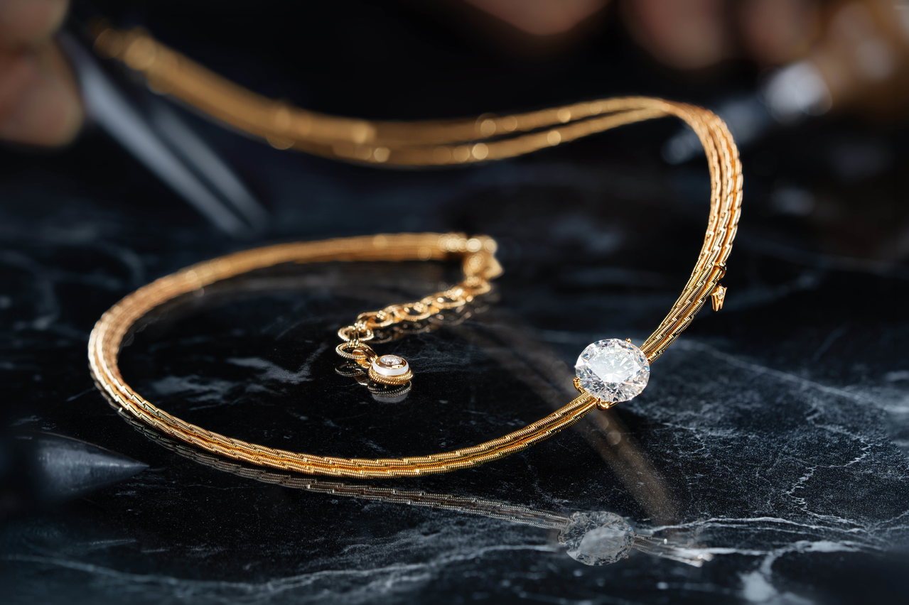 Wellendorff Collier DIAMANT-LIEBE aus Gelbgold mit großem lupenreinem Diamanten.