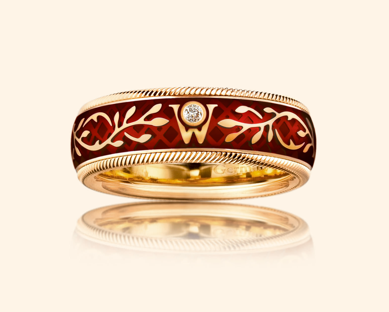 Wellendorff Ring HIBISCUS. mit roter Emaille, goldenem Rankenmuster und einem W-Logo mit Diamant in der Mitte.