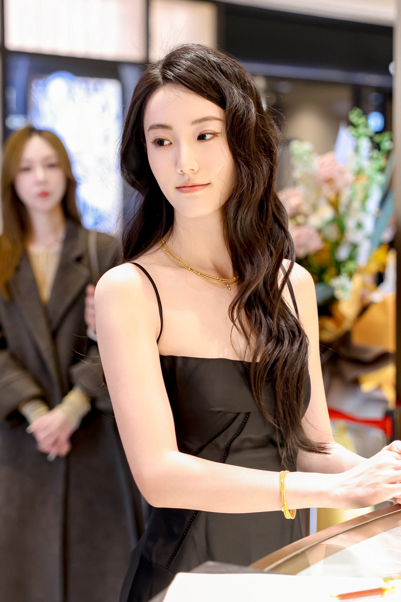 Die chinesische Schauspielerin Zhang Qiao Er bei einem Besuch der Wellendorff-Boutique in Peking.