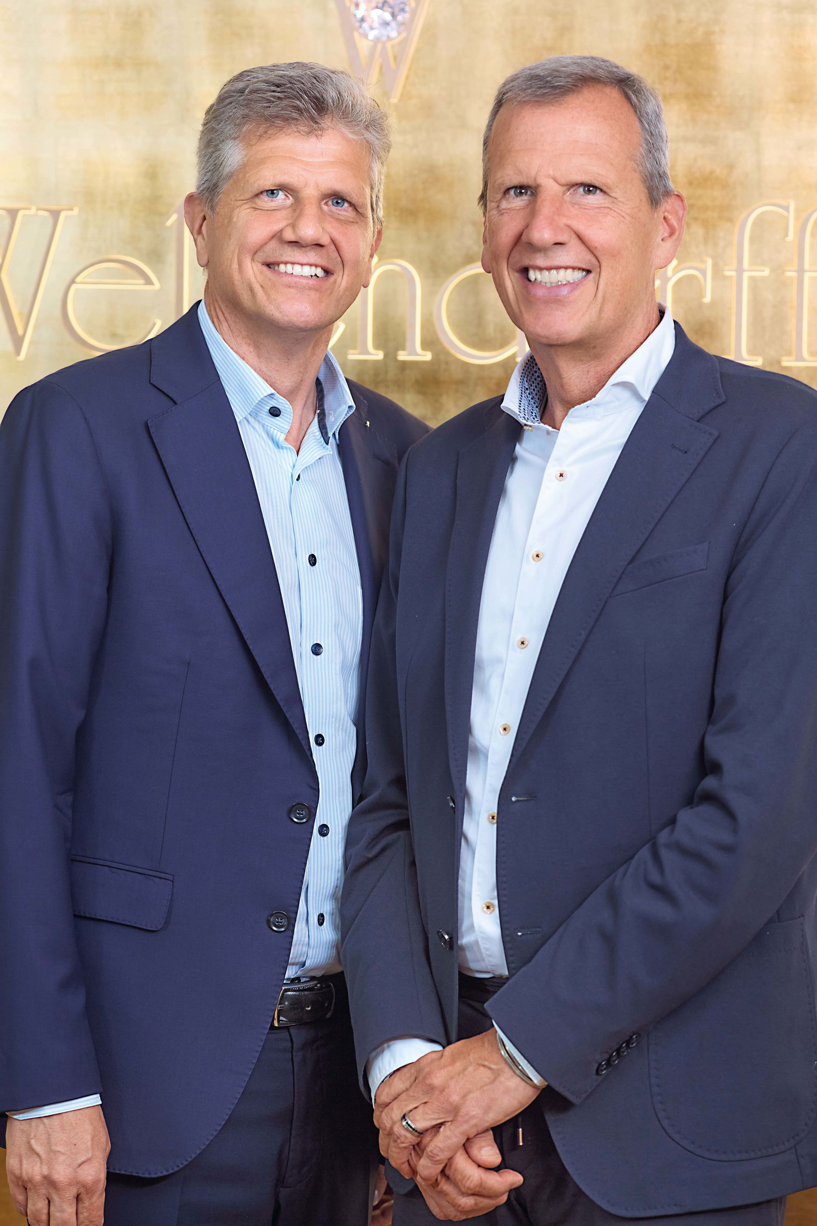 Porträtfoto von Georg und Christoph Wellendorff in dunkelblauen Anzügen