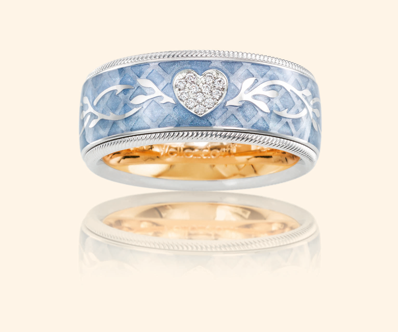 Wellendorff Ring BRILLANT-HERZ EISBLAU. in Weißgold mit hellblauer Emaille, silbernem Rankenmuster und einem diamantenbesetzten Herz in der Mitte.