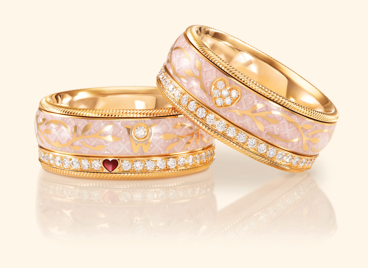 Zwei goldene Wellendorff Ringe EDEL-VERGISSMEINNICHT nude. mit rosa Emaille-Inlays, Pflanzenmustern, Diamanten und einem kleinen roten Herz-Detail.