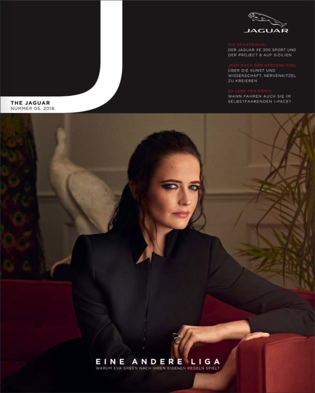 Cover des Magazins The Jaguar: Eva Green in schwarzem Anzug auf einem roten Sofa, Titelzeile „Eine andere Liga“