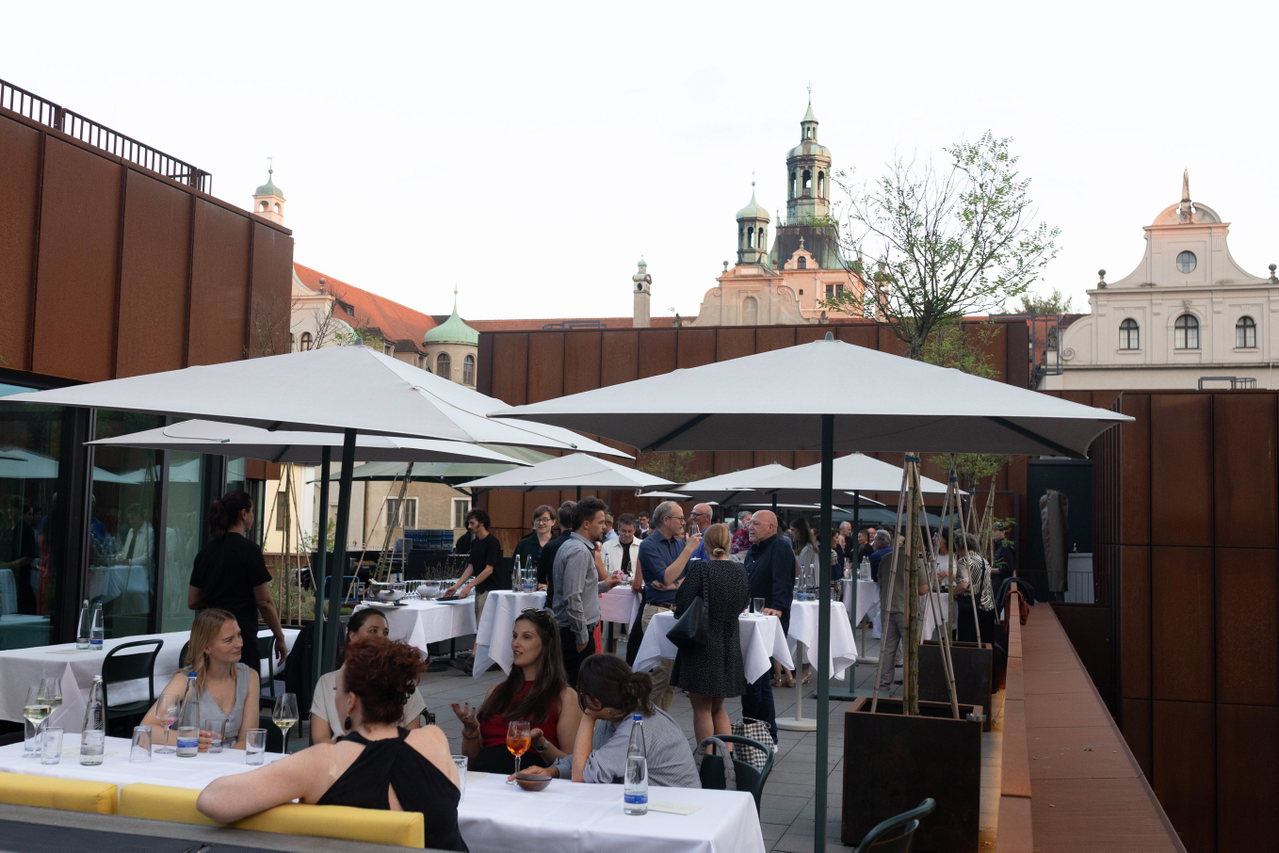 Blick auf die Gäste der storyboard Jubiläumsfeier auf der Dachterrasse der Event Location SOLÂ in der Archäologischen Staatssammlung in München