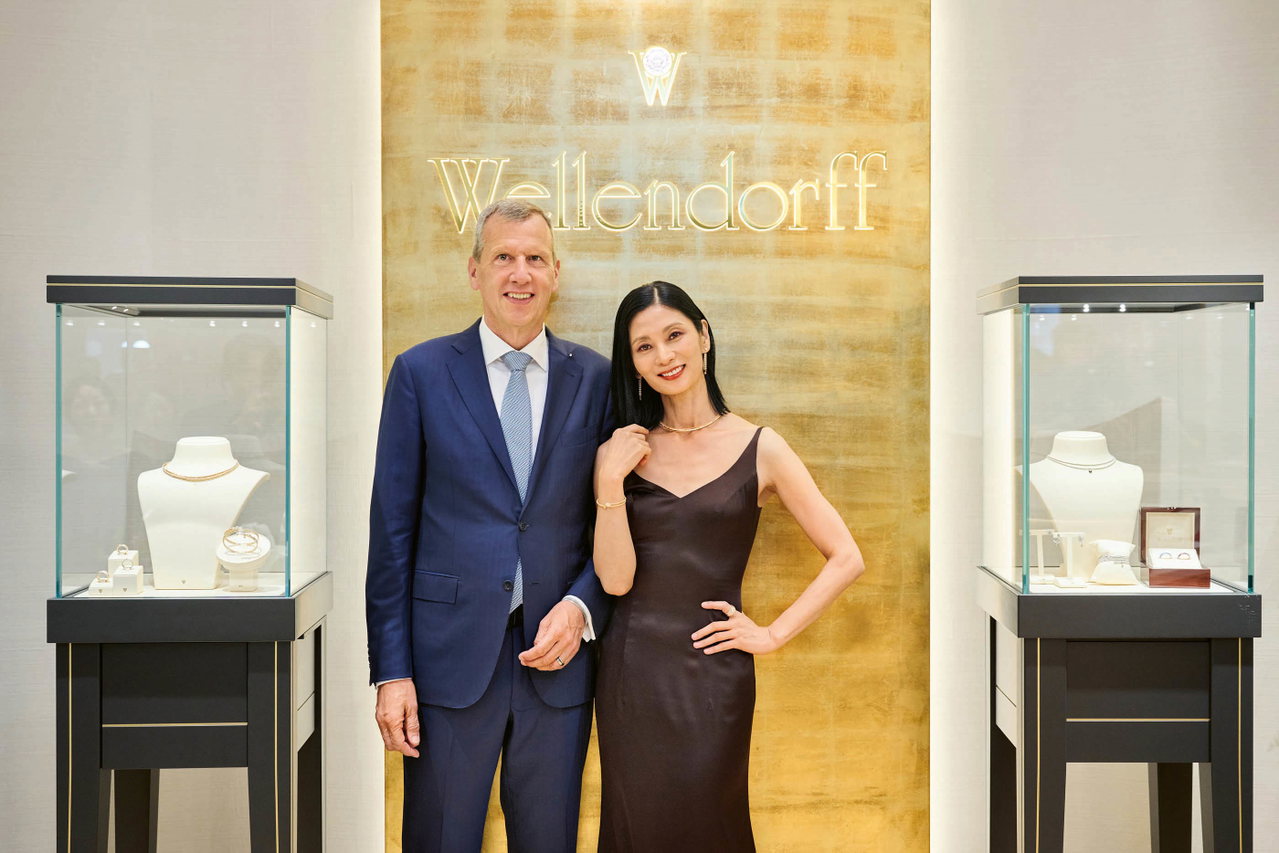 Christoph Wellendorff mit Ballett-Star Kang Sue-jin in der Wellendorff-Boutique in Seoul