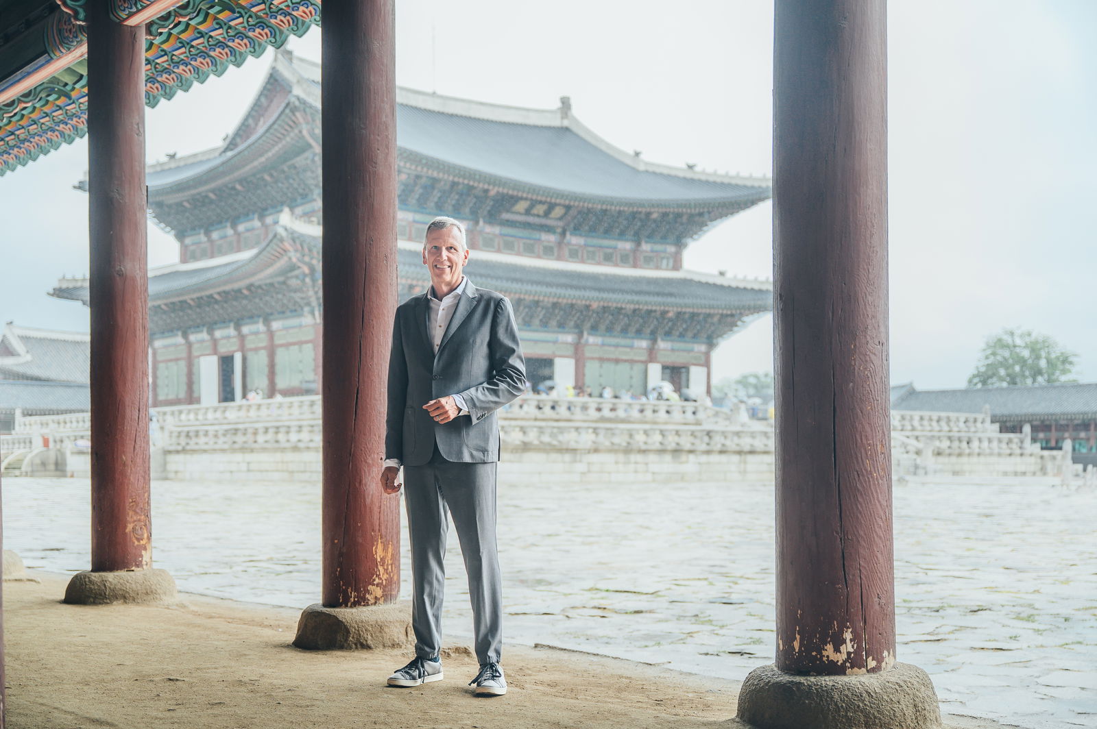 Christoph Wellendorff steht vor dem Königspalast Gyeongbokgung in Seoul