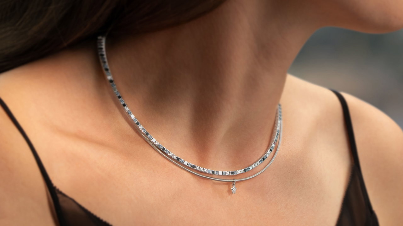 3840x2160_Collier-POWER-IN-BLACK_WG_am-Model_5