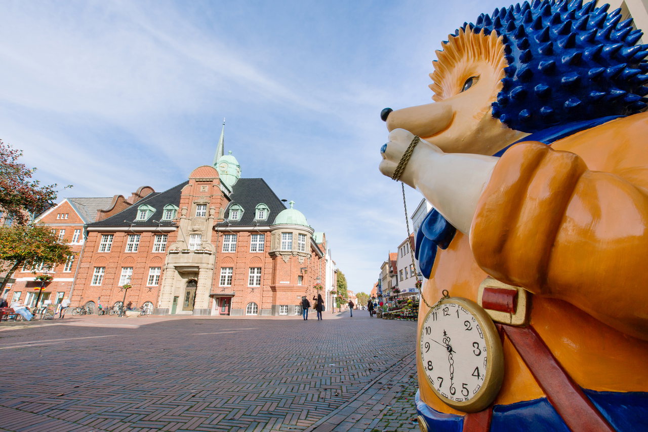 Der Buxtehuder Igel vor dem historischen Rathaus in der Breiten Straße in Buxtehude_Daniela Ponath Fotografie