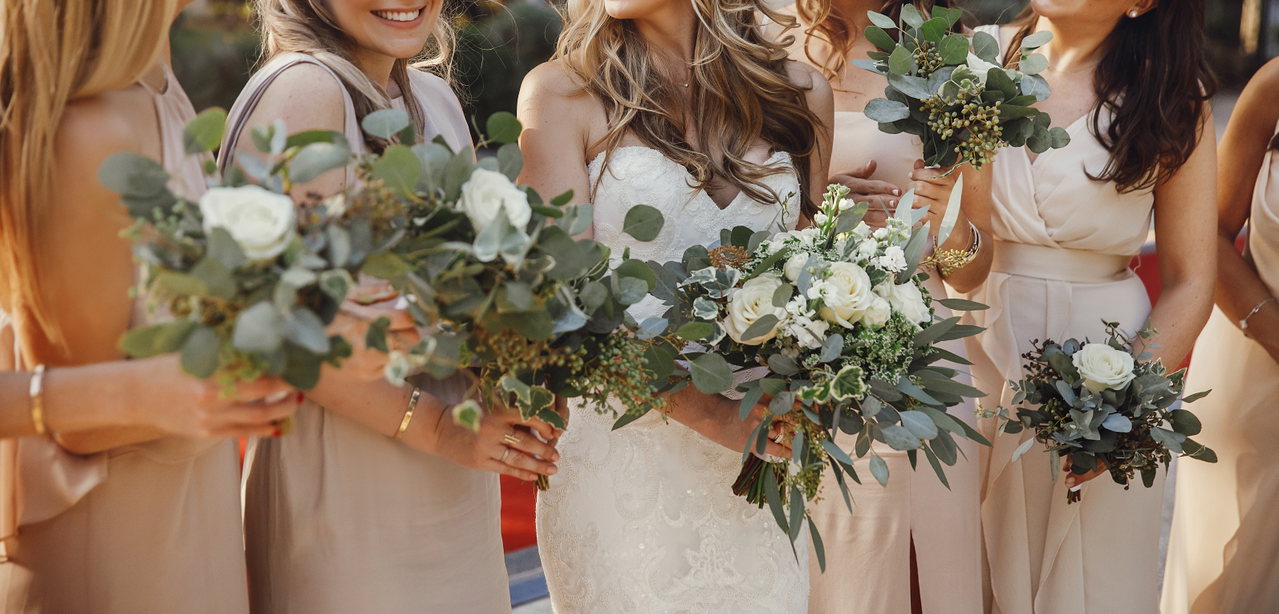 bride-bridesmaids-with-pastel-bouquets-stand-side-by-side