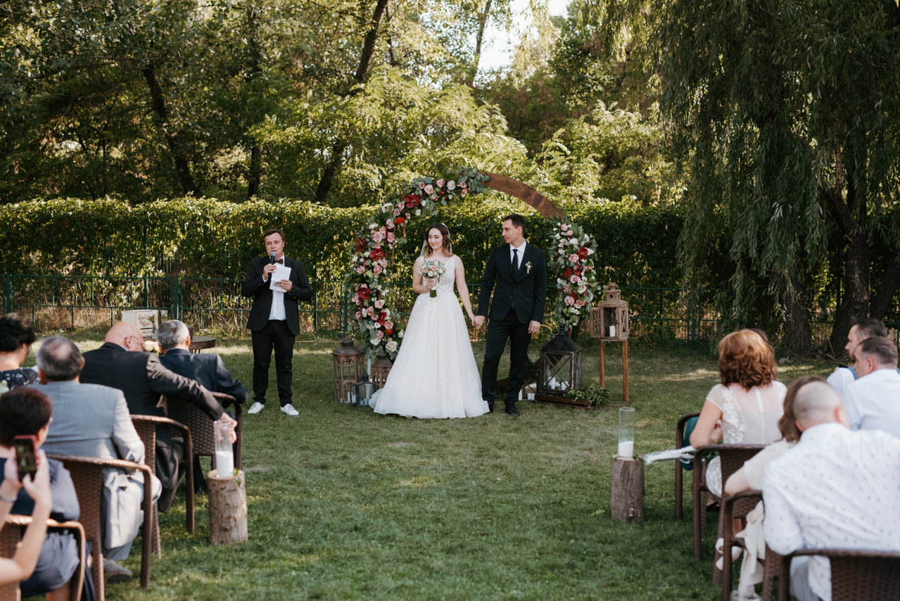 wedding-ceremony-newlyweds-glade