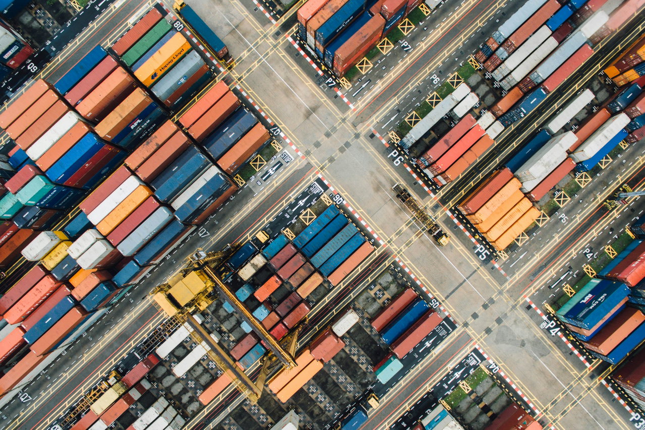 logistic-9cCeS9Sg6nU-unsplash