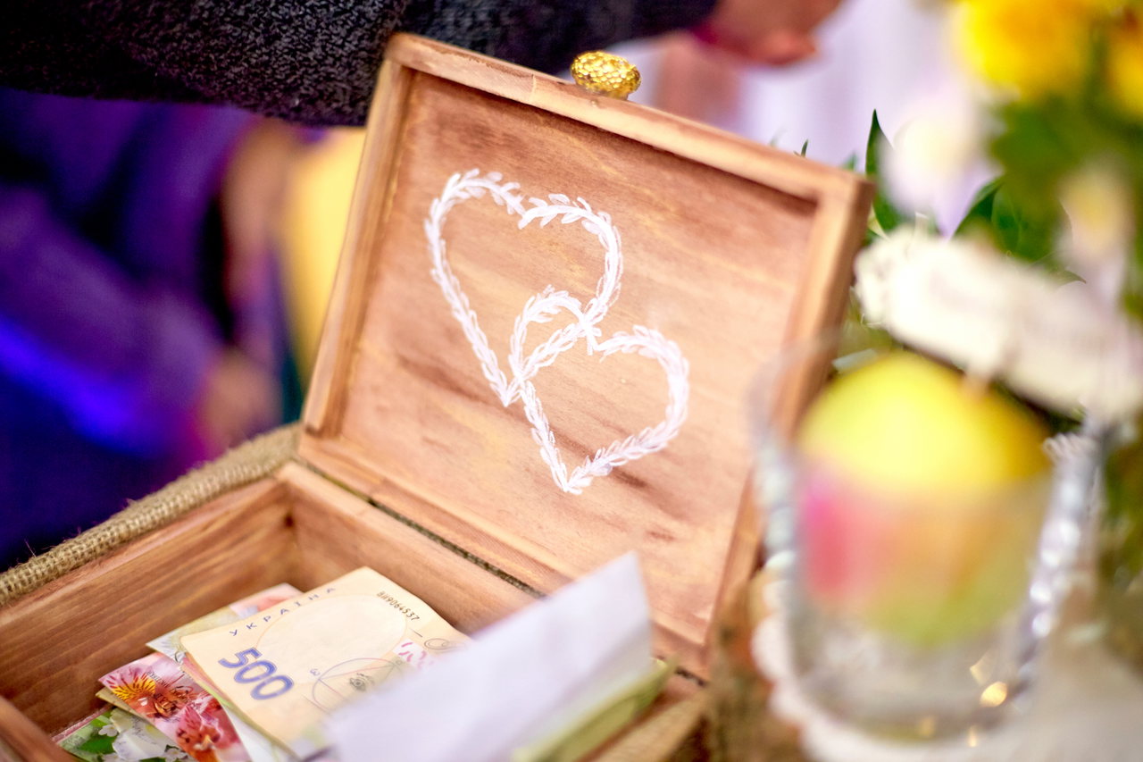 wedding-decor-wooden-chest-with-printed-white-hearts