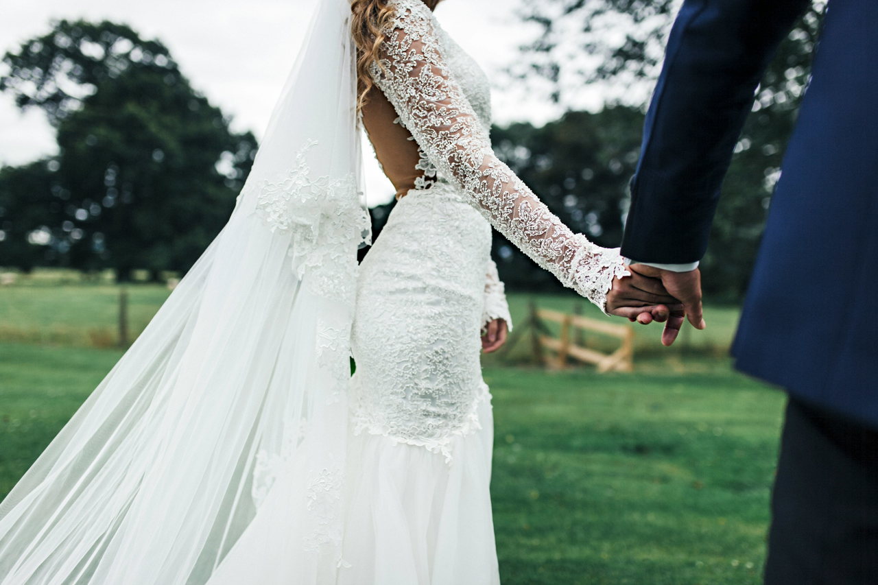 wedding clothes-1qH1GOt7Q-E-unsplash