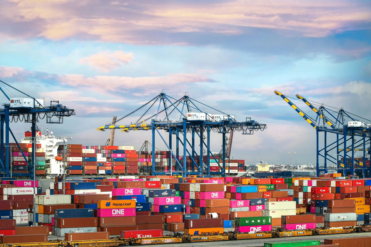 logistic-5WQJ_ejZ7y8-unsplash
