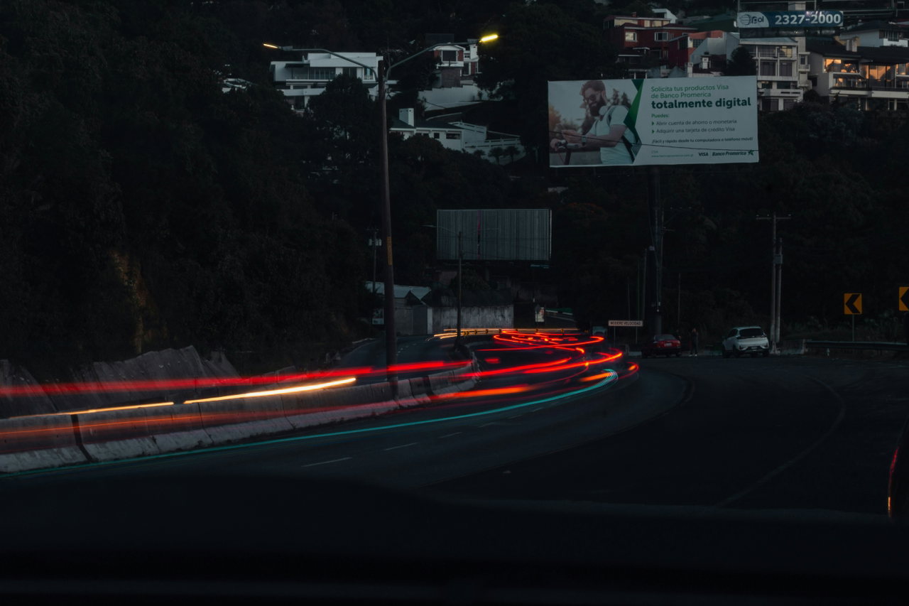 schnell fahren-HwLhmzqMKOg-unsplash