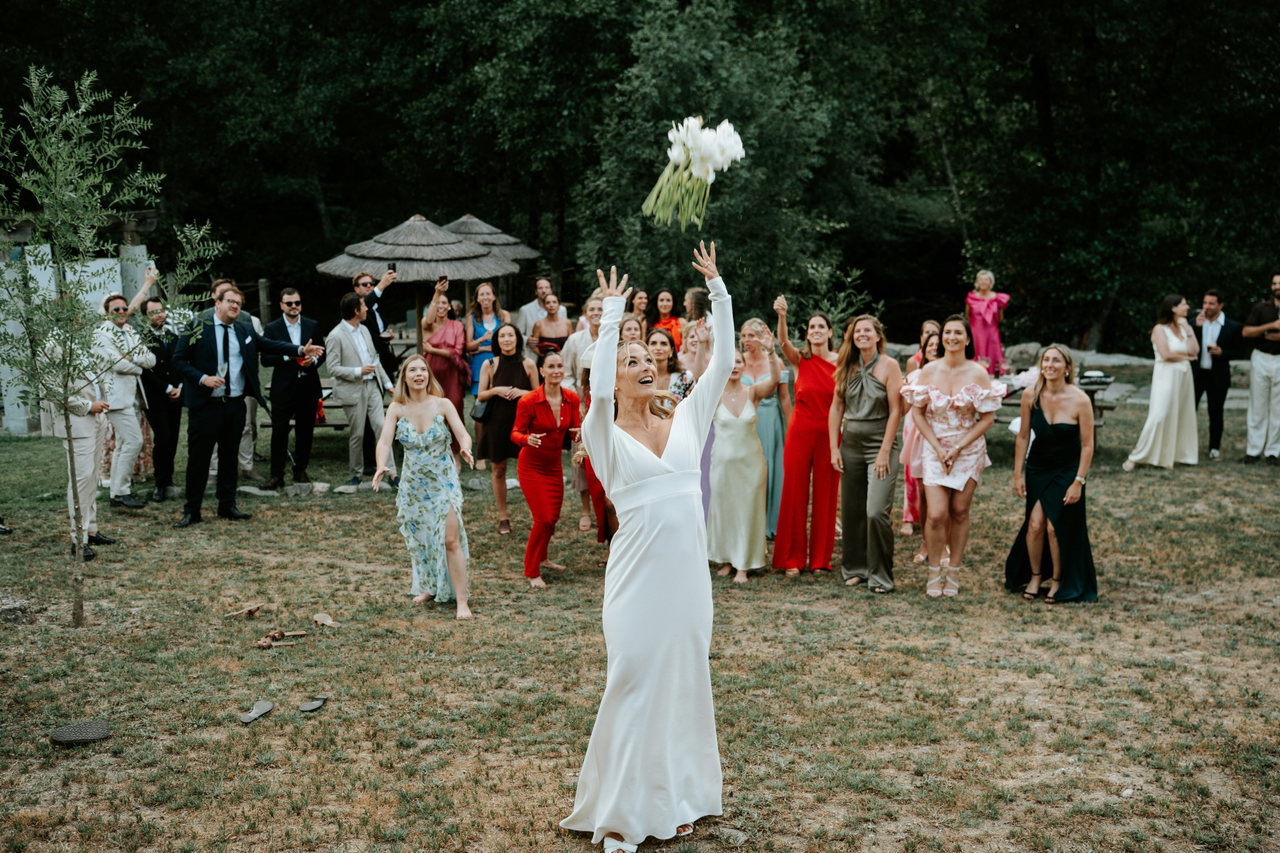 wedding bouqet throw-G6Yu0BWnggE-unsplash