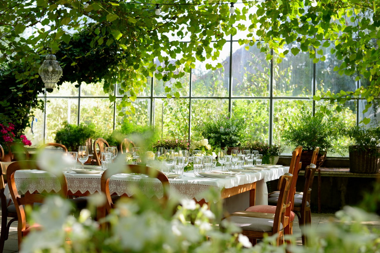 wedding greenhouse-oTn0tGaLcs8-unsplash