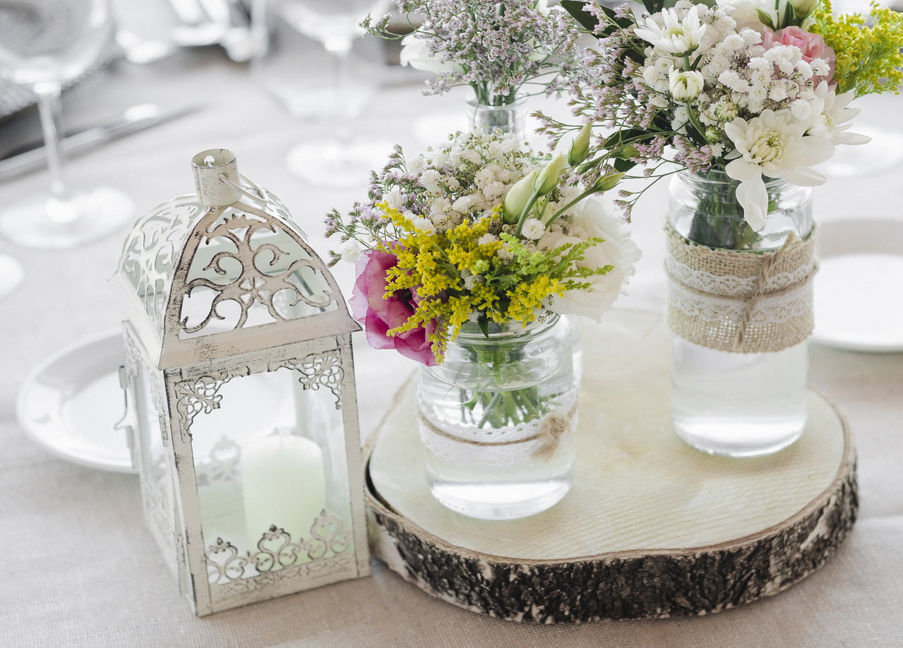 close-up-white-flower-vase-table
