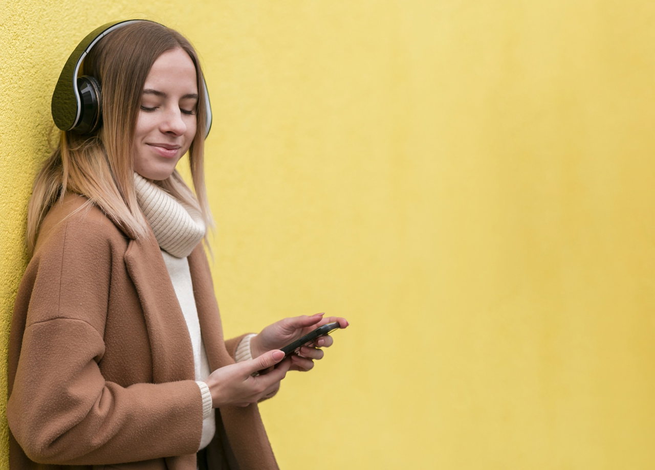modern-young-woman-listening-music-headphones-with-copy-space Kopie