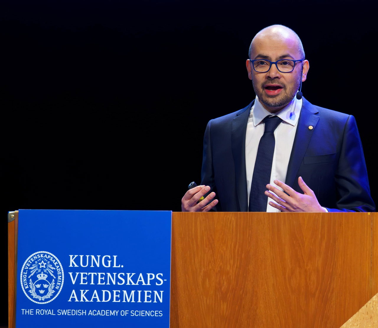 Demis_Hassabis_at_the_2024_Nobel_Lectures_2