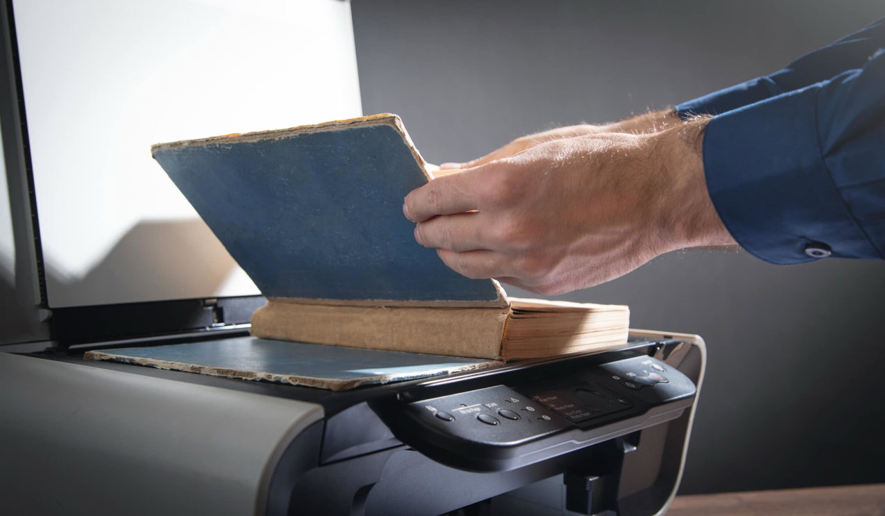 man-copying-book-copy-machine Kopie