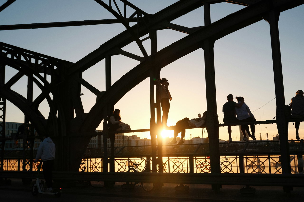 hackerbrücke-QCTR0SzZTjY-unsplash