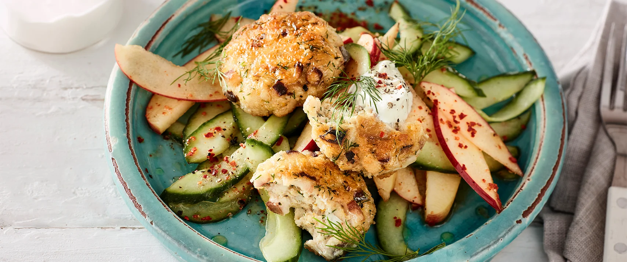 REZ_0000s_0001s_0002_fischfrikadellen-mit-apfel-gurken-salat-und-saurer-sahne