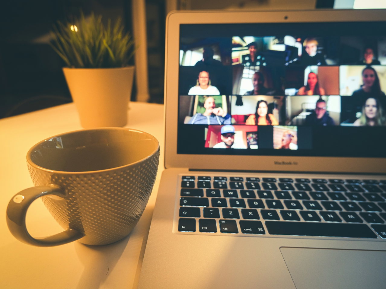 meeting online-fRGoTJFQAHM-unsplash