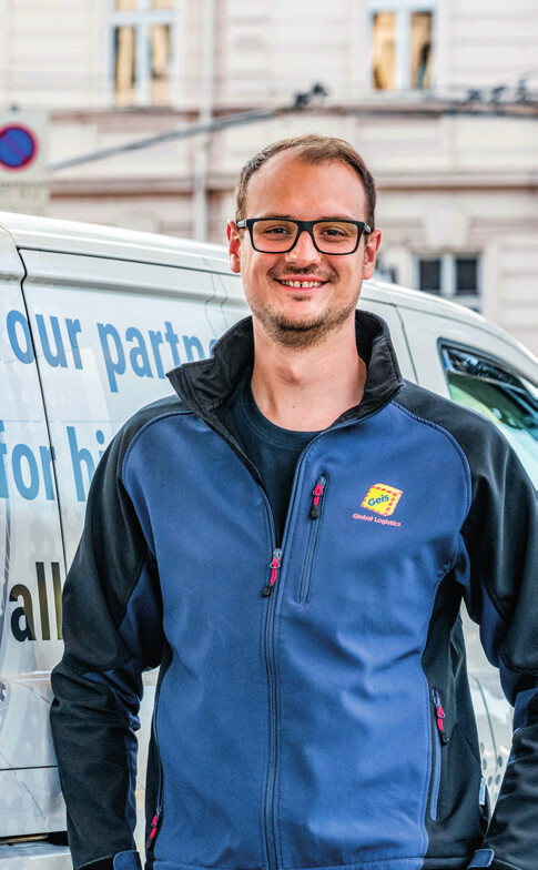 Porträt von Chris Jakschik vor einem Geis-Transporter