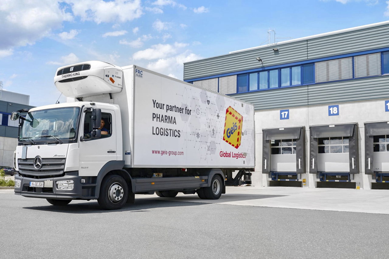 Temperaturgeführter Geis-Lkw für Pharmalogistik an der Verladerampe