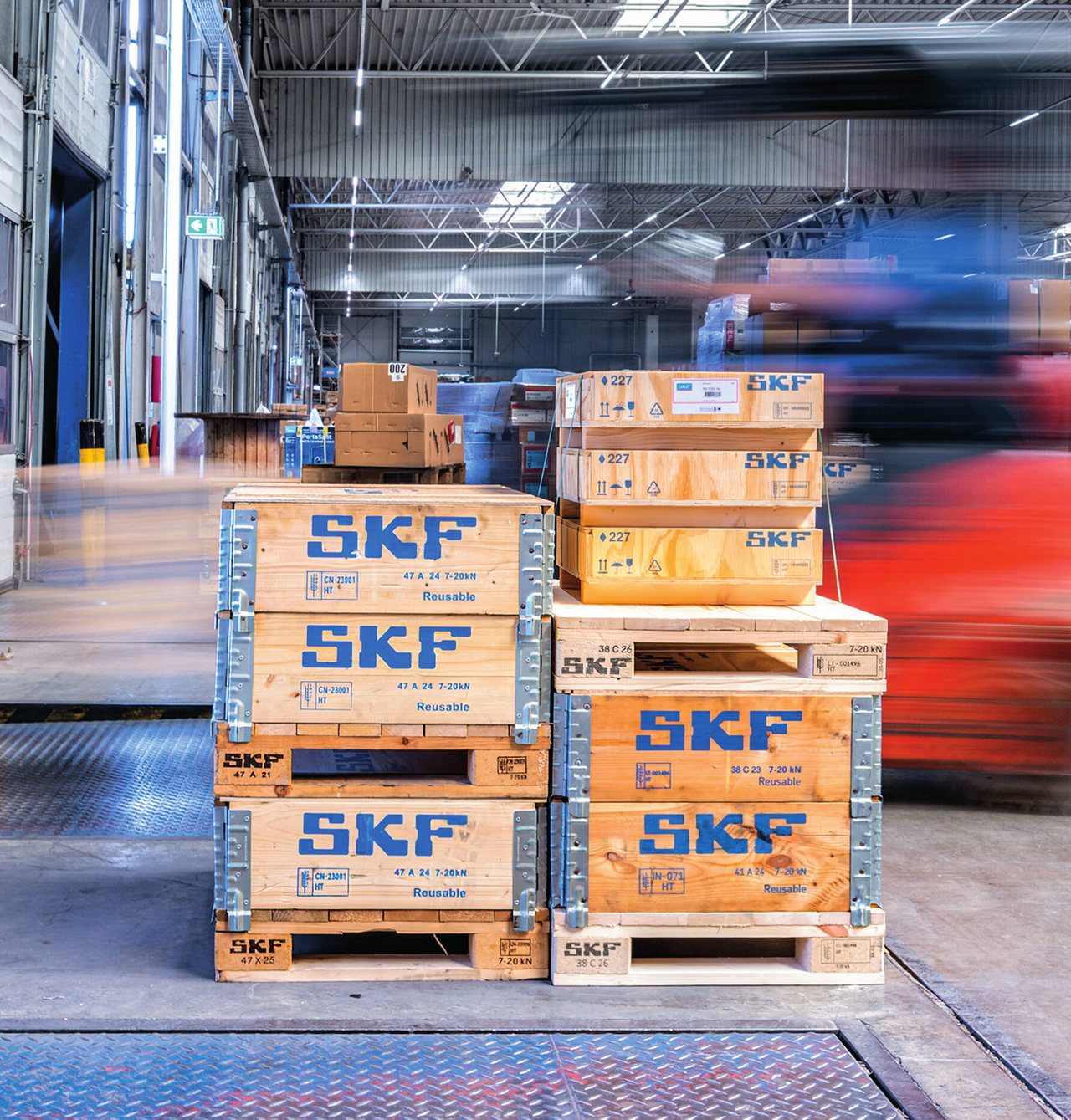 SKF-Paletten im Umschlaglager, im Hintergrund ein fahrender Stapler