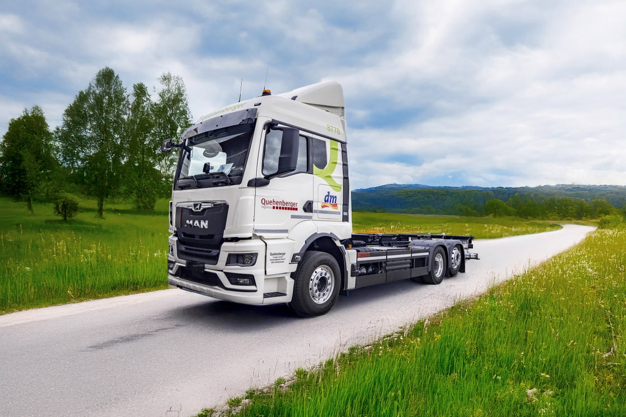 Elektro-Lkw von Quehenberger Logistics auf einer Landstraße