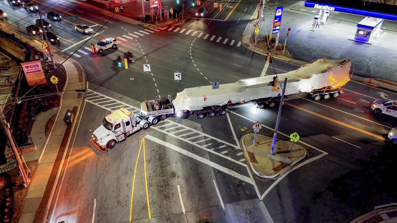 Der Gleisumbauzug wird bei Nacht auf Tiefladern durch eine Kreuzung in Maryland manövriert