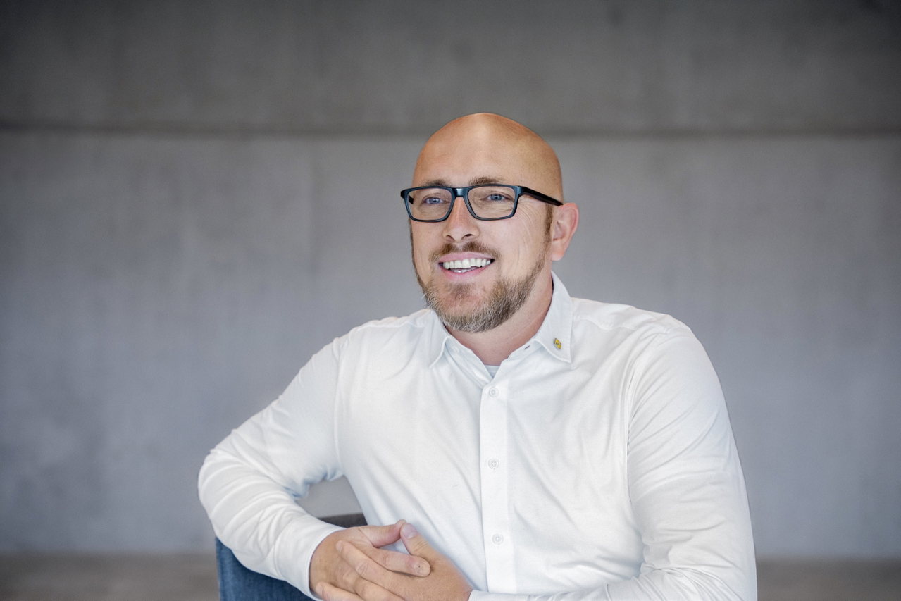 Porträt von Sebastian Hoffmann, Standortleiter des Geis Verpackungsbetriebs in Erlangen