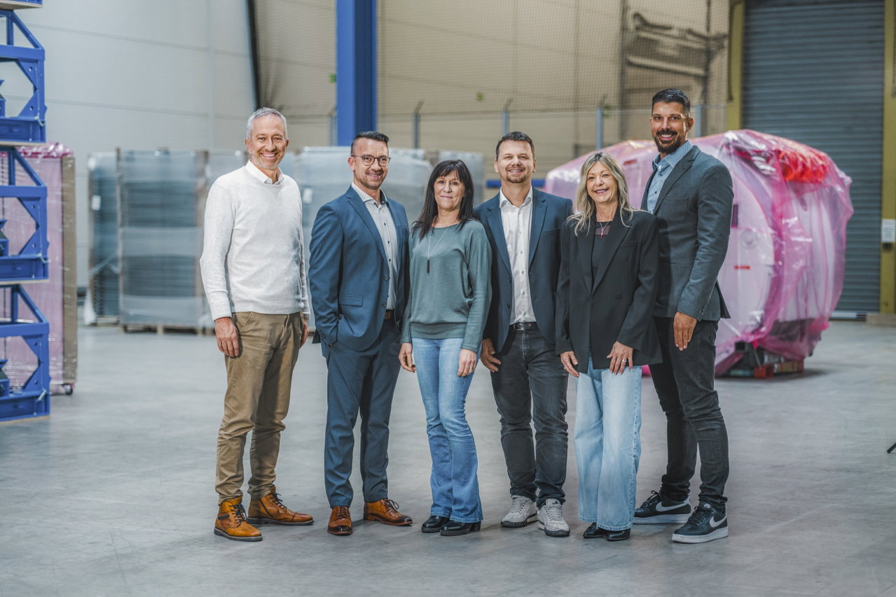 Das sechsköpfige Healthcare-Team von Geis in Frauenaurach steht nebeneinander in der Lagerhalle