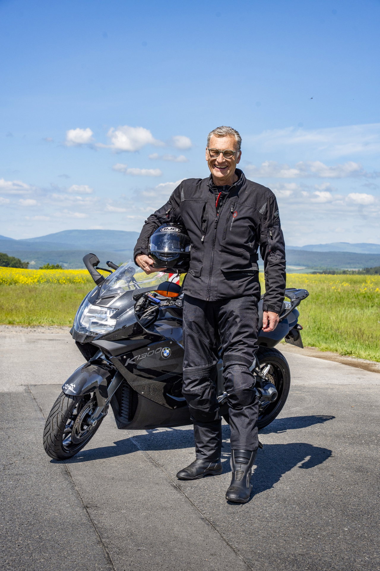 Klaus Stäblein neben seiner BMW