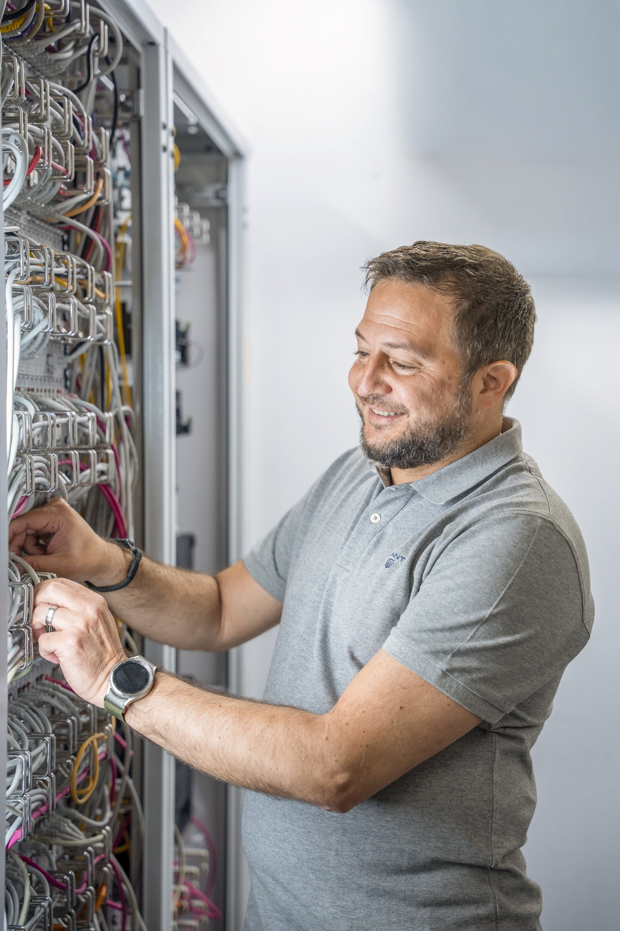 Ein IT-Mitarbeiter arbeitet am Serverschrank des zentralen Rechenzentrums