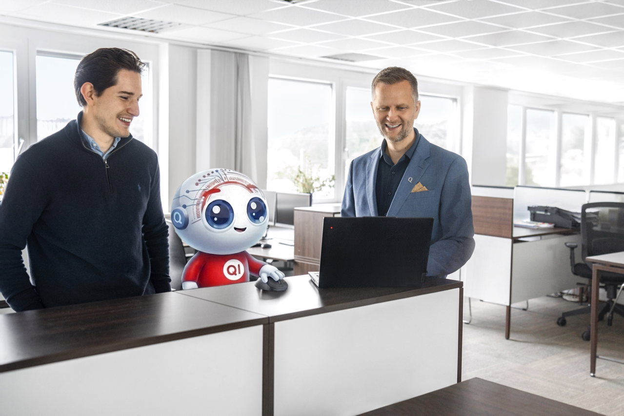Das Corporate AI Solutions Team von Quehenberger mit dem KI-Assistenten QI