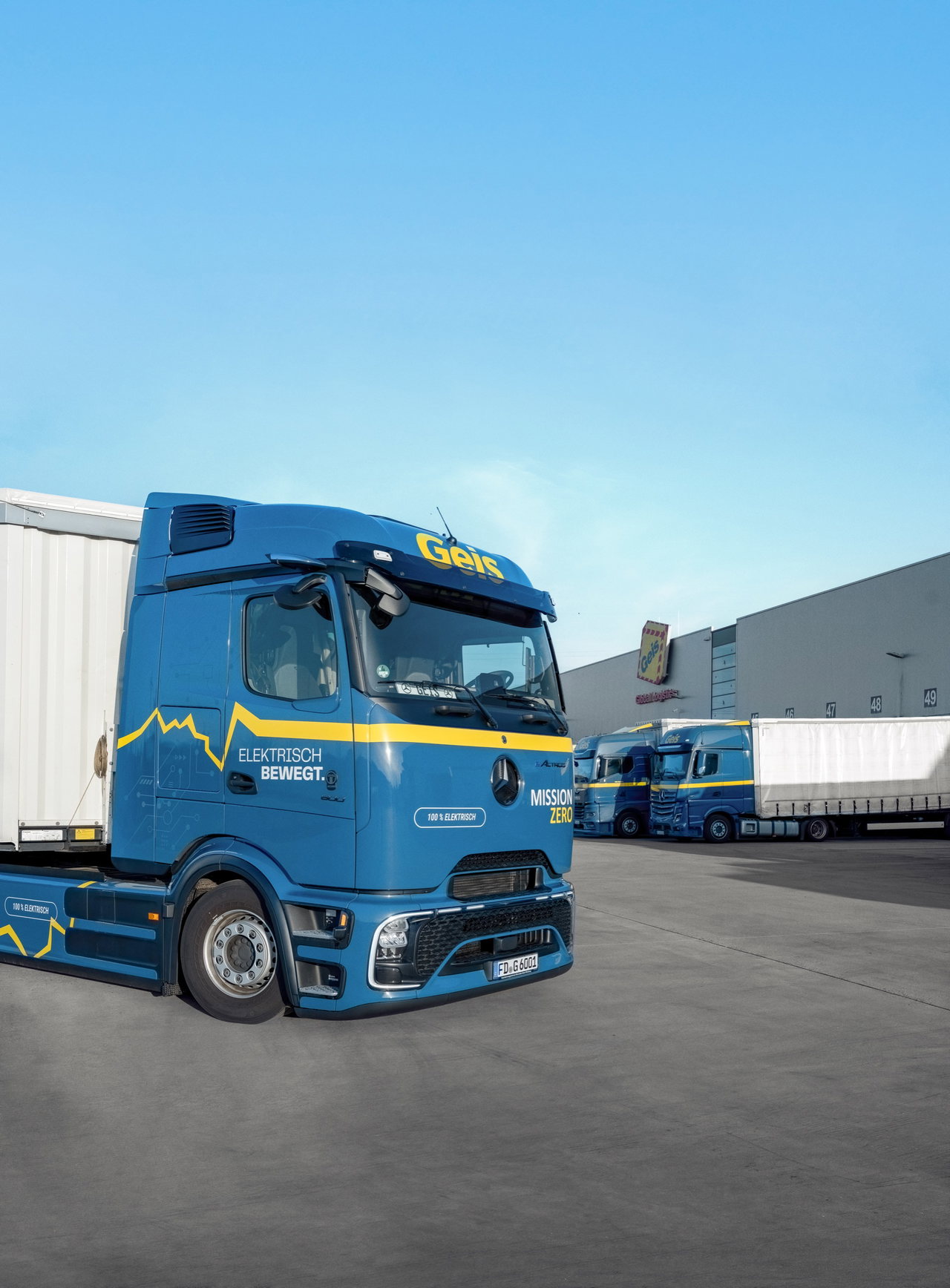 Elektro-Lkw der Geis Gruppe mit dem Blitz im neuen Design
