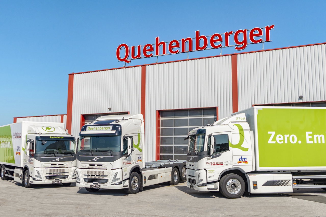 Elektro-Lkw-Flotte von Quehenberger Logistics vor der Halle in Wien