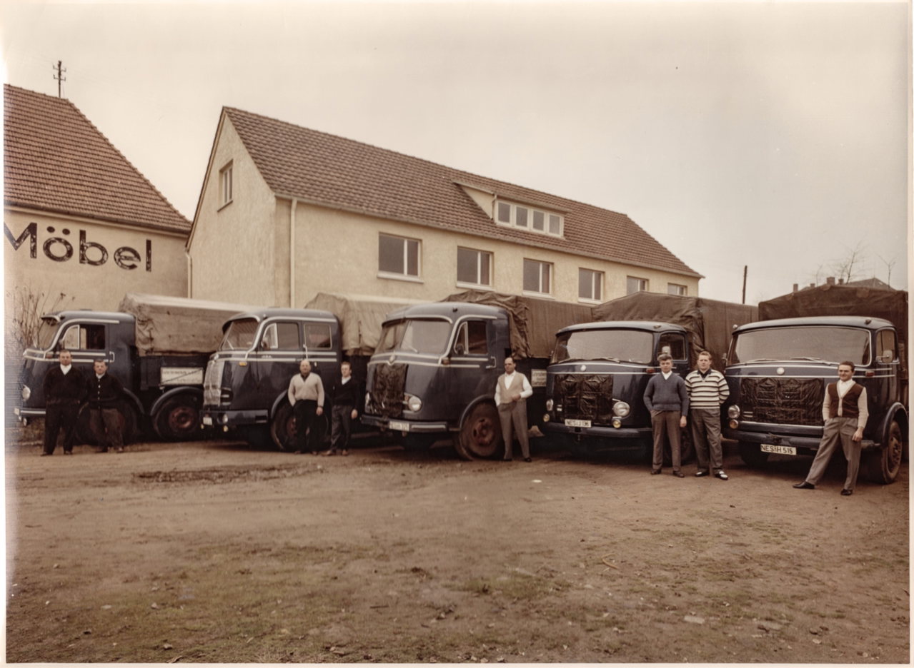 Historische Aufnahme des Geis Fuhrparks mit sechs Lastwagen in den 1960ern