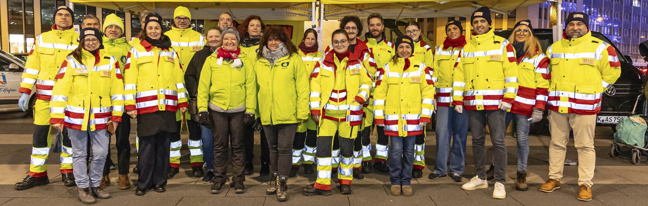 Im Einsatz für Menschen, die es im Winter besonders schwer haben: ASB-Präsidentin Katarina Barley (4. v. l.) mit Kölner Samariter:innen und Mitgliedern der Helping Hands. 
